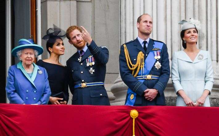 La regina ha invitato Harry e Meghan Markle sul balcone di Buckingham Palace