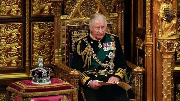 Carlo e il trono della regina